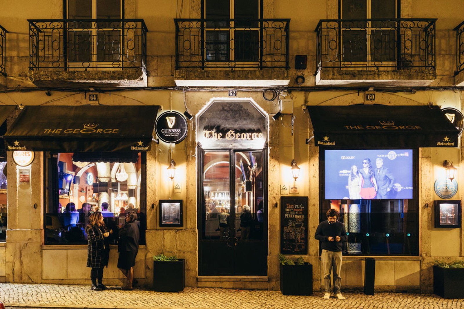 Fachada do The George à noite, na Baixa