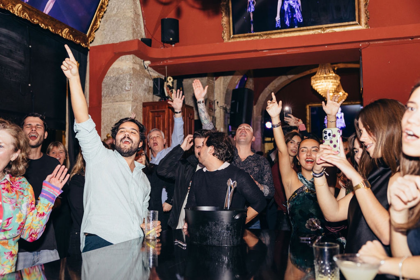 Ambiente de festa no The George