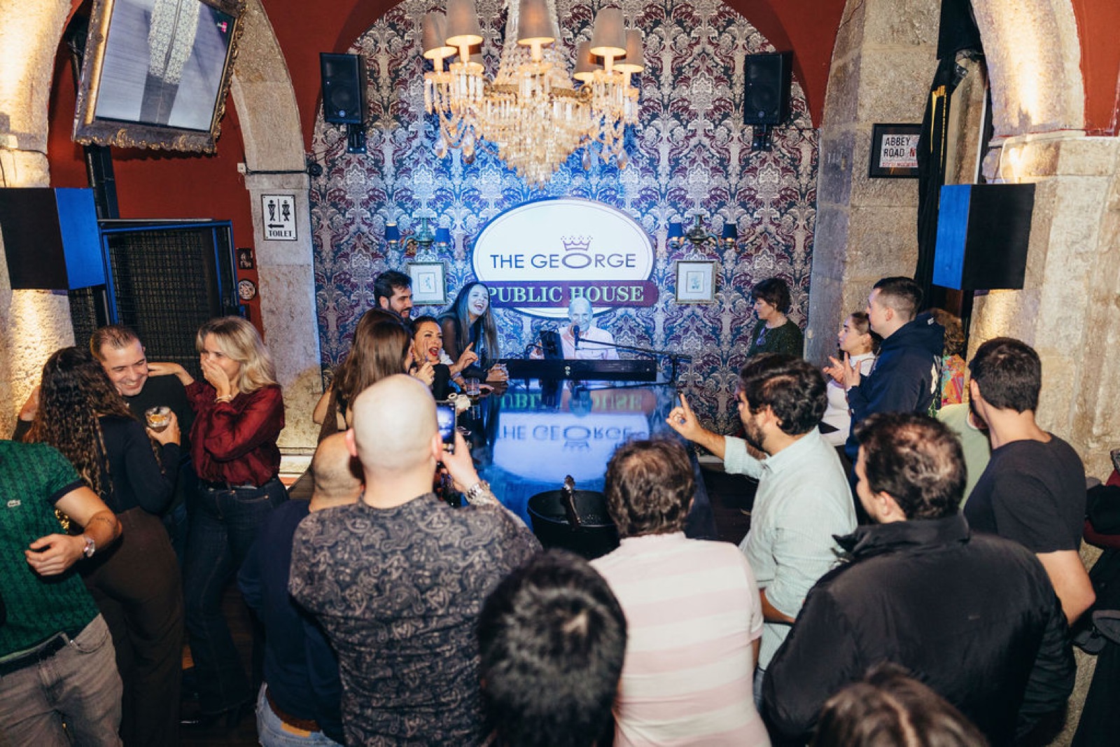 Artista ao vivo com público no The George