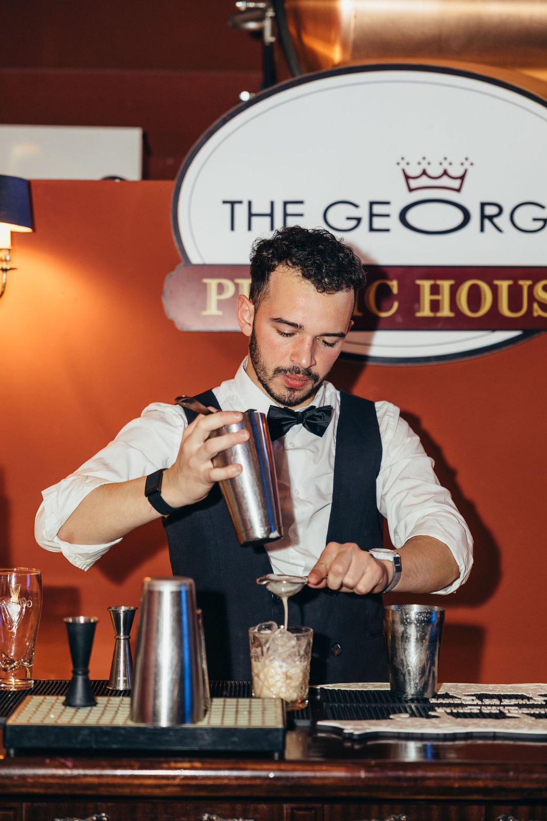 Barman a preparar cocktail